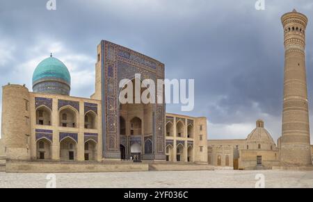 Mir-i-Arab Madrasah et Kalan minaret, Boukhara, Ouzbékistan, Asie Banque D'Images