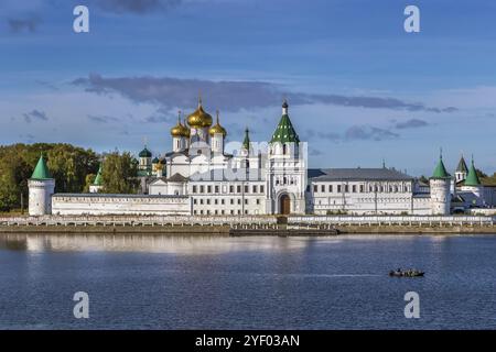 Le monastère d'Ipatiev est un monastère masculin, situé sur la rive de la rivière Kostroma juste en face de la ville de Kostroma, Russie, Europe Banque D'Images