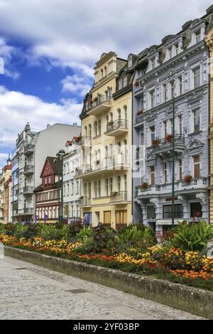 Rue avec de belles maisons historiques dans le centre-ville de Karlovy Vary, République tchèque Banque D'Images
