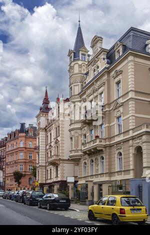 Rue avec des maisons historiques dans le centre-ville de Karlovy Vary, république tchèque Banque D'Images