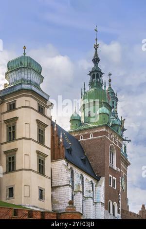 Tour Sigismond et tour Cliock de la cathédrale de Wawel à Cracovie, Pologne, Europe Banque D'Images