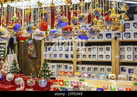 Jouets et décorations sur le marché de Noël à Munich en soirée, Allemagne, Europe Banque D'Images