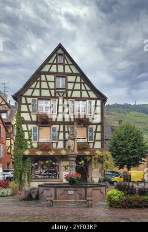 Rue avec maisons historiques à Kaysersberg, Alsace, France, Europe Banque D'Images