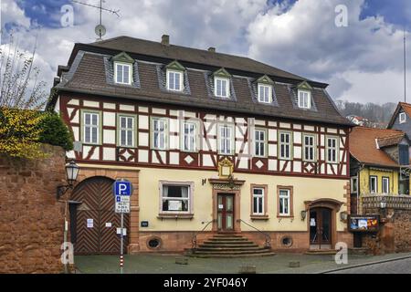 Rue avec maisons historiques à colombages à Budingen, Hesse, Allemagne, Europe Banque D'Images