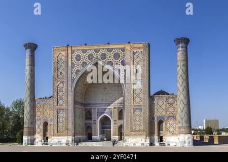 Façade de Ulugh Beg Madrasa, Samarcande, Ouzbékistan, Asie Banque D'Images