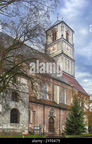 Église paroissiale catholique de St Jakob dans le château de douves am Inn, Allemagne, Europe Banque D'Images