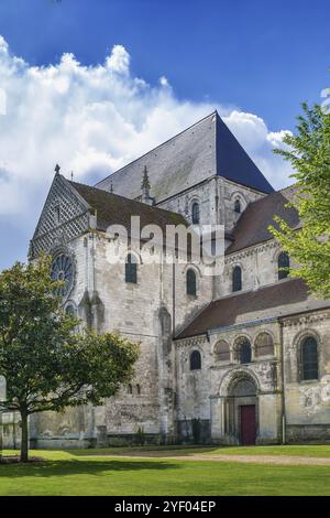 L’église Saint Etienne représente une transition harmonieuse du roman au gothique flamboyant, Beauvais, France, Europe Banque D'Images