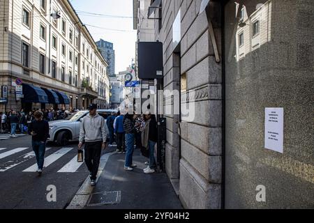 Milan, Italie. 02 novembre 2024. In via Montenapoleone sono State vandalizzate le vetrine di due gioiellerie Omega e DamianiMilano - Italia - Cronaca Sabato, 01 novembre, 2024 (Foto di Marco Ottico/Lapresse) in via Montenapoleone les fenêtres de deux bijoutiers Omega et Damiani ont été vandalisées Milan, Italie - News samedi, 02 novembre, 2024 (photo de Marco Ottico/Lapresse) crédit : LaPresse/Alamy Live News Banque D'Images