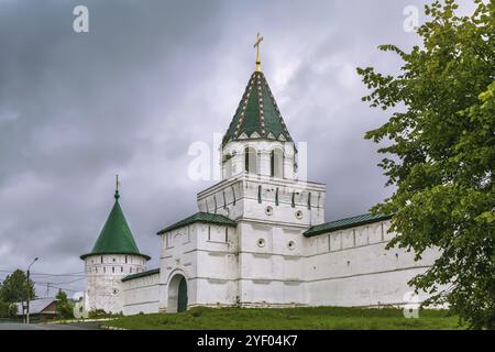 Tour verte avec porte et mur dans. Monastère d'Ipatiev, Kostroma, Russie, Europe Banque D'Images