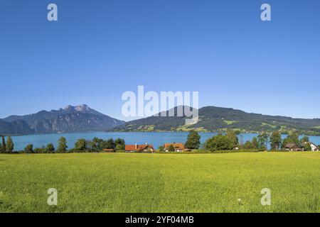 Voir d'Attersee est le plus grand lac de la région du Salzkammergut, dans l'État autrichien de la Haute Autriche Banque D'Images