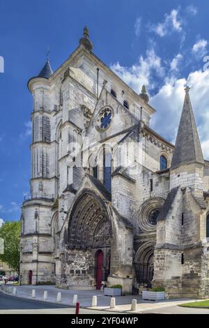 L’église Saint Etienne représente une transition harmonieuse du roman au gothique flamboyant, Beauvais, France, Europe Banque D'Images