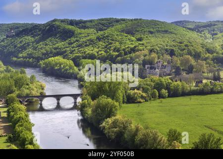 Vue de la rivière Dordogne depuis la falaise du château de Beynac, France, Europe Banque D'Images