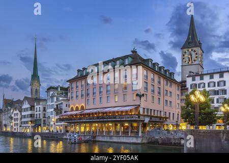 Rive de la rivière Limmat avec maisons historiques dans le centre de Zurich, Zwitzerland Banque D'Images