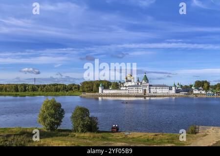 Le monastère d'Ipatiev est un monastère masculin, situé sur la rive de la rivière Kostroma juste en face de la ville de Kostroma, Russie, Europe Banque D'Images