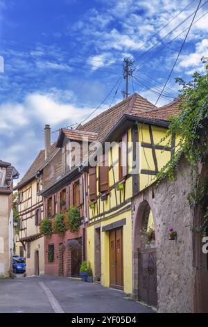 Rue avec maisons historiques à Ribeauville, Alsace, France, Europe Banque D'Images