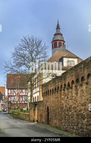 Rue avec maisons historiques à colombages à Budingen, Hesse, Allemagne, Europe Banque D'Images