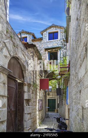 Rue étroite dans la vieille ville de Trogir, Croatie, Europe Banque D'Images