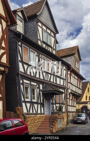 Rue avec maisons historiques à colombages à Budingen, Hesse, Allemagne, Europe Banque D'Images