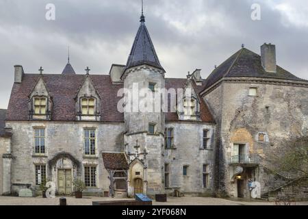 Le Château de Chateauneuf est une forteresse du XVe siècle située dans la commune de Châteauneuf, en France. Cour Banque D'Images