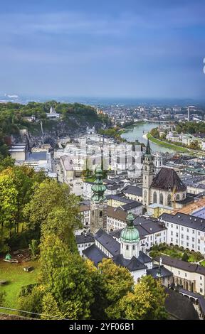 Vue sur le centre historique de Salzbourg depuis le château de Hohensalzburg, Autriche, Europe Banque D'Images