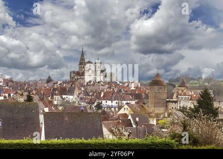 Vue sur la vieille ville de Semur-en-Auxois, France, Europe Banque D'Images