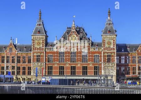 Gare Amsterdam Centraal est la plus grande gare d'Amsterdam, pays-Bas Banque D'Images