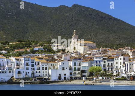 Vue de Cadaques depuis la mer, Catalogne, Espagne, Europe Banque D'Images
