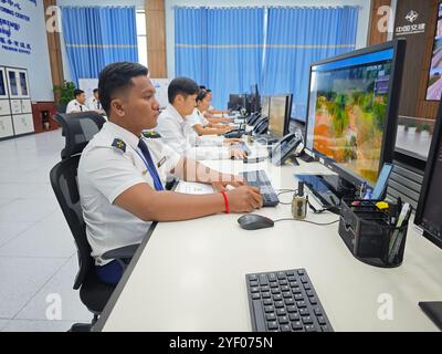Phnom Penh, Cambodge. 1er novembre 2024. Les membres du personnel travaillent dans une salle de contrôle des caméras de circulation de l'autoroute Phnom Penh-Sihanoukville à Phnom Penh, Cambodge, le 1er novembre 2024. Le nombre d'utilisateurs de l'autoroute Phnom Penh-Sihanoukville, investie par les Chinois, au Cambodge, a atteint les 10 millions au cours des deux premières années de son exploitation. L'autoroute cambodgienne PPSHV Expressway Co., Ltd., qui est l'opérateur de l'autoroute de 187 km, a marqué vendredi le deuxième anniversaire de l'autoroute, en décernant un cadeau au 10 millionième utilisateur de la route. Crédit : Wu Changwei/Xinhua/Alamy Live News Banque D'Images