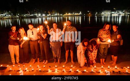 Ajmer, Rajasthan, Inde. 31 octobre 2024. Les touristes étrangers célèbrent Diwali avec des pétards à Pushkar. Diwali, également connu sous le nom de Festival des lumières, est l'un des festivals les plus populaires en Inde. Elle est célébrée en octobre ou novembre. (Crédit image : © Shaukat Ahmed/Pacific Press via ZUMA Press Wire) USAGE ÉDITORIAL SEULEMENT! Non destiné à UN USAGE commercial ! Banque D'Images