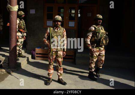 Le 10 octobre 2018, les forces paramillitaires indiennes montent la garde à l'extérieur et à proximité d'un bureau de vote dans le Cachemire administré par l'Inde. Le scrutin dans les zones de la deuxième phase des élections locales au Jammu-et-Cachemire a commencé à 16 h 6,00 du matin en raison de restrictions, et de nombreux quartiers municipaux ont été placés sous une forte sécurité. La deuxième phase des sondages couvre un total de 384 quartiers répartis dans 13 districts de l'État, dont sept dans la vallée du Cachemire selon des sources officielles. La Conférence nationale et le Parti démocratique du peuple se sont abstenus lors des élections, alors qu'il y a eu des appels Banque D'Images