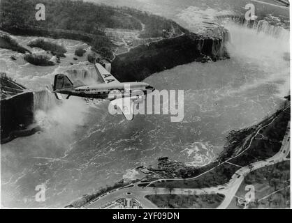 Douglas DC-3 'Flagship' Airline d'American Airlines survolant les chutes du Niagara en 1939 Banque D'Images