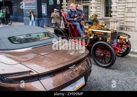 Londres, Royaume-Uni. 2 novembre 2024. Genevieve (du film) un Darracq 1904 est conduit devant une capote Aston Martin contemporaine - spectacle automobile de St James sur Pall Mall, une célébration de l'automobile à travers les âges et dans le futur. Les voitures exposées vont des grands Prix pionniers remontant à l'aube du sport automobile jusqu'aux toutes dernières supercars, présentant des technologies révolutionnaires. Organisé par le Royal automobile Club. Il a lieu à la veille de la RM Sotheby's London to Brighton Veteran car Run 2024 pour les véhicules construits avant 1905. Crédit : Guy Bell/Alamy Live News Banque D'Images