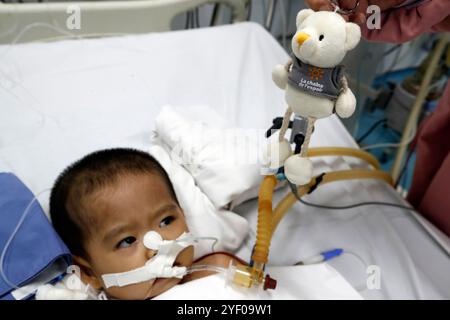 TAM Duc Cardiology Hospital. Enfant vietnamien souffrant de maladies cardiaques. Unité de soins intensifs. Ho Chi Minh ville. Vietnam. Banque D'Images