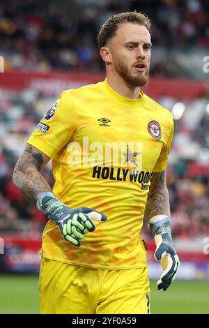 Londres, Royaume-Uni. 26 octobre 2024. Le gardien de but du Brentford FC Mark Flekken (1) lors du match de Brentford FC contre Ipswich Town FC English premier League au Gtech Community Stadium, Londres, Angleterre, Royaume-Uni le 26 octobre 2024 Credit : Every second Media/Alamy Live News Banque D'Images