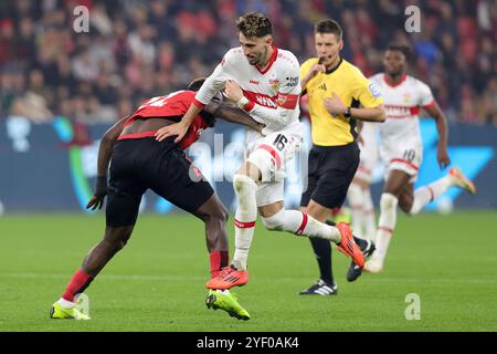 Atakan Karazor de Stuttgart et Victor Boniface de Bayer Leverkusen lors du match de Bundesliga entre le Bayer 04 Leverkusen et le VfB Stuttgart le 1er novembre 2024 à la BayArena de Leverkusen, Allemagne crédit : Independent photo Agency/Alamy Live News Banque D'Images