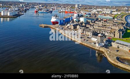 Vue sur le port d'Aberdeen Écosse sur Pocra Quay Old Roundhouse rangées de maisons Fittie ou Footdee et l'esplanade Banque D'Images