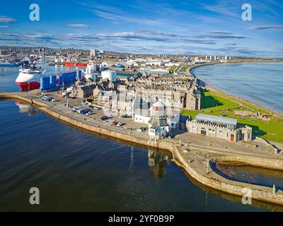 Vue sur le port d'Aberdeen Écosse, sur Pocra Quay Old Roundhouse, les rangées de maisons Fittie ou Footdee et l'esplanade, la plage de sable et la baie Banque D'Images