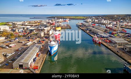 Aberdeen Écosse la vaste zone portuaire et trois grands navires de ravitaillement de plates-formes pétrolières colorées amarrés à Waterloo Quay Banque D'Images