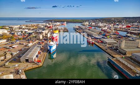 Aberdeen Écosse la vaste zone portuaire trois grands navires de ravitaillement de plates-formes pétrolières colorées amarrés à Waterloo Quay Banque D'Images