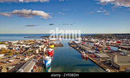 Aberdeen Écosse la zone portuaire trois grands navires de ravitaillement de plates-formes pétrolières colorées amarrés à Waterloo Quay Banque D'Images