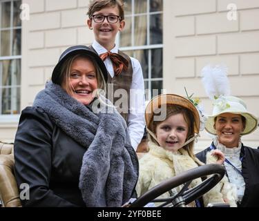 Londres, Royaume-Uni. 02 novembre 2024. Les membres du RAC et les participants à l'événement posent à l'extérieur du RAC sur Pall Mall dans leurs tenues. Le St James's Motoring spectacle est présenté comme le plus grand salon automobile gratuit de Londres célébrant le meilleur de l'automobile du passé, du présent et de l'avenir. Beaucoup de modèles de voitures anciennes prennent part au ralley de voiture vétéran de demain, aussi. Crédit : Imageplotter/Alamy Live News Banque D'Images