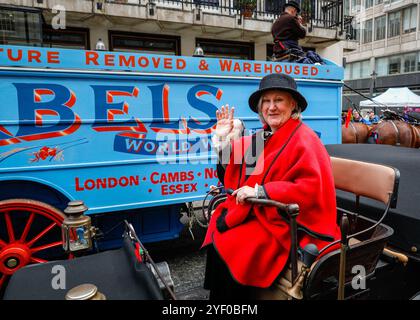 Londres, Royaume-Uni. 02 novembre 2024. Ce Columbia 1902 (électrique) sera conduit par une conductrice pour marquer les 120 ans de femmes devenues membres de la RAC. Le St James's Motoring spectacle est présenté comme le plus grand salon automobile gratuit de Londres célébrant le meilleur de l'automobile du passé, du présent et de l'avenir. Beaucoup de modèles de voitures anciennes prennent part au ralley de voiture vétéran de demain, aussi. Crédit : Imageplotter/Alamy Live News Banque D'Images