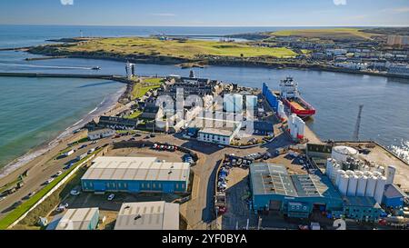 Aberdeen Écosse vue à travers les maisons de Footdee à la rivière Dee et Torry région avec Nigg Bay terrain de golf Banque D'Images