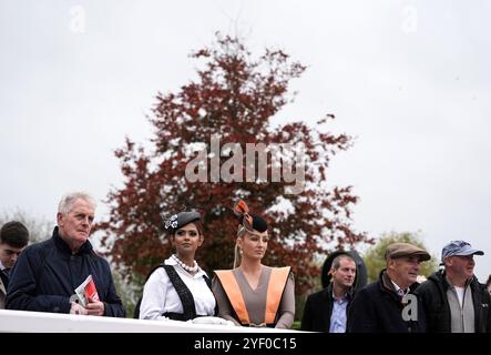 Les coureurs Mamaksuda Akhter et Lisa Walsh le deuxième jour du Ladbroke Festival of Racing à l'hippodrome Down Royal, Lisburn. Date de la photo : samedi 2 novembre 2024. Banque D'Images