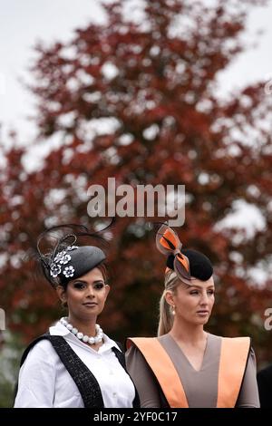 Les coureurs Mamaksuda Akhter et Lisa Walsh le deuxième jour du Ladbroke Festival of Racing à l'hippodrome Down Royal, Lisburn. Date de la photo : samedi 2 novembre 2024. Banque D'Images