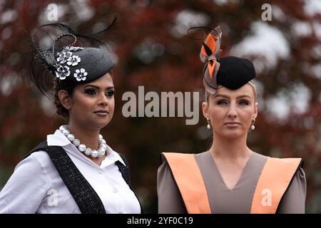 Les coureurs Mamaksuda Akhter et Lisa Walsh le deuxième jour du Ladbroke Festival of Racing à l'hippodrome Down Royal, Lisburn. Date de la photo : samedi 2 novembre 2024. Banque D'Images