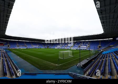 2 novembre 2024 ; Select car Leasing Stadium, Reading, Berkshire, Angleterre ; FA Cup First Round Football, Reading versus Fleetwood Town ; le terrain prêt pour le match Banque D'Images