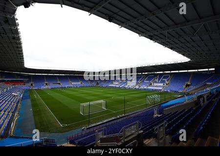 2 novembre 2024 ; Select car Leasing Stadium, Reading, Berkshire, Angleterre ; FA Cup First Round Football, Reading versus Fleetwood Town ; le terrain prêt pour le match Banque D'Images