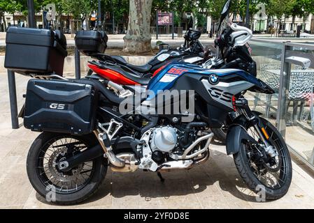 Narbona, France - 19 juin 2024 : BMW 850 GS Trophy moto garée dans une rue à Narbona ou Narbonne, Occitanie, France Banque D'Images