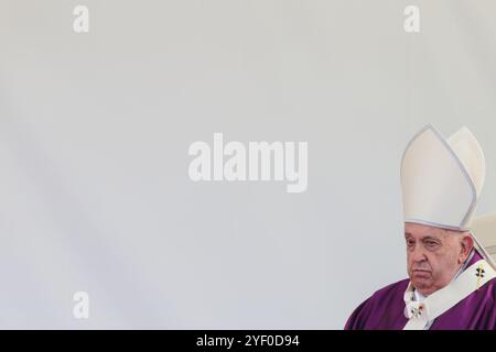 2 novembre 2024 - Roma. Italie. LE PAPE FRANÇOIS préside la messe au cimetière Laurentino à Rome à l’occasion des célébrations pour les défunts. Roma, Italie . © EvandroInettiZUMA Wire (crédit image : © Evandro Inetti/ZUMA Press Wire) USAGE ÉDITORIAL SEULEMENT! Non destiné à UN USAGE commercial ! Crédit : ZUMA Press, Inc/Alamy Live News Banque D'Images